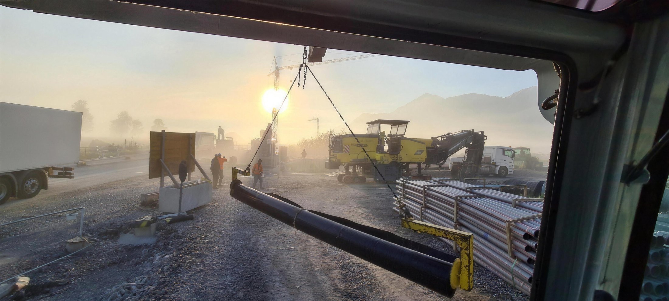 Tiefbau-Baustelle im Morgenlicht